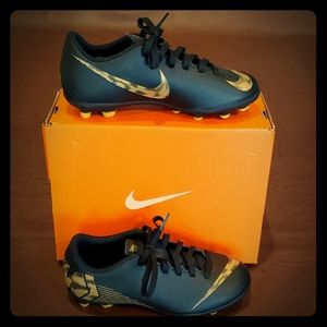 NIB Nike Jr Vapor 12 Club Soccer Cleats Size 1Y